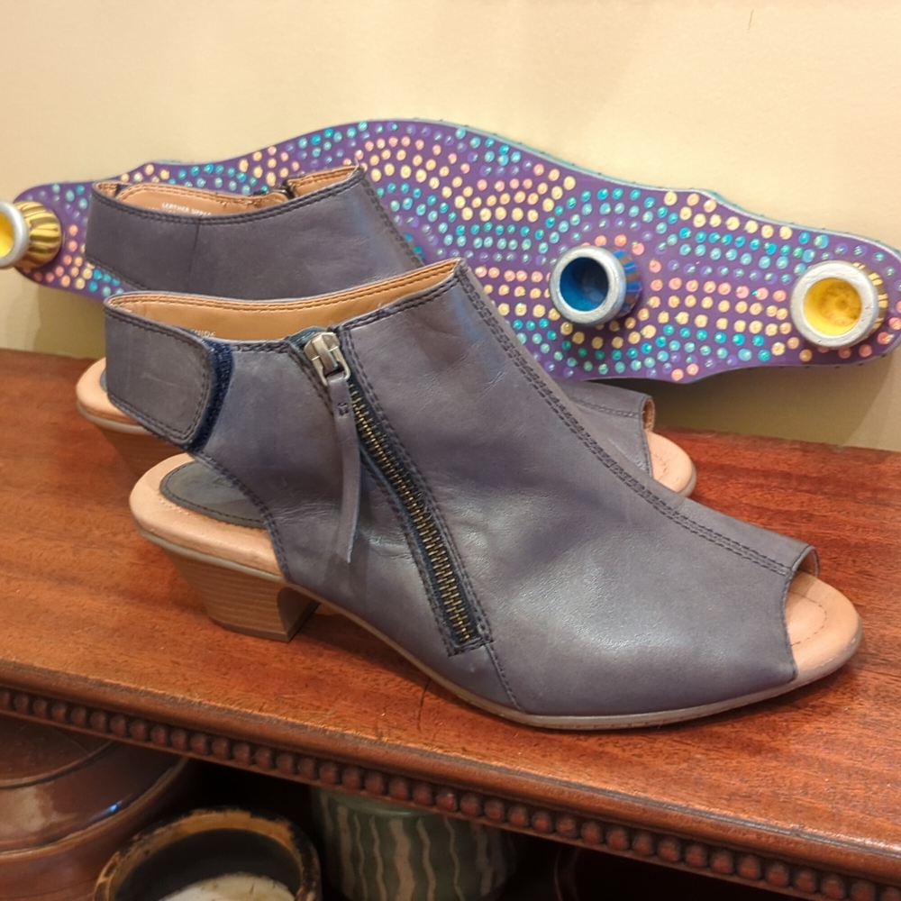 Women's wide shoes